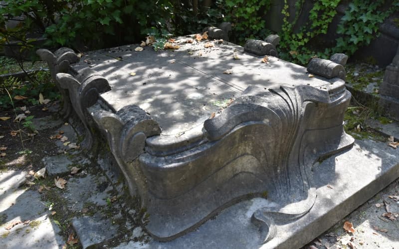 Grafsteen van het echtpaar Stern ontworpen door Victor Horta op het kerkhof aan de Dieweg in Ukkelp het 