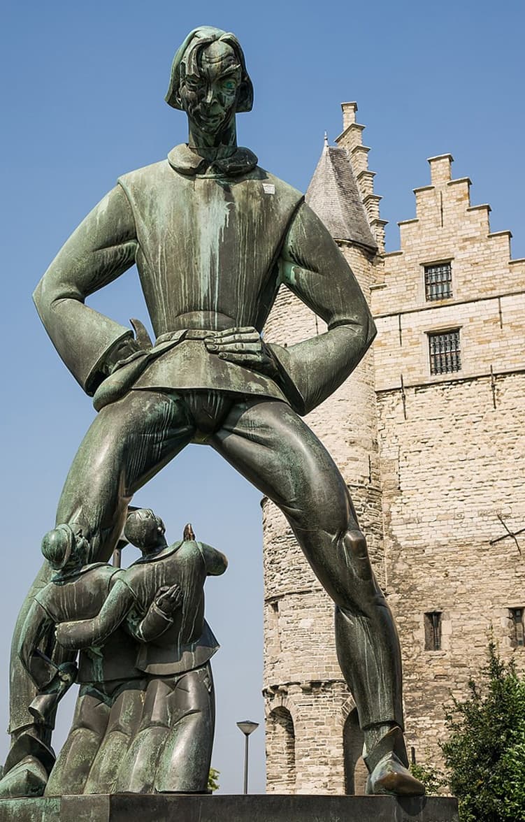 Standbeeld Lange Wapper voor het Steen in Antwerpen