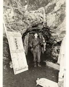 Een Amerikaanse soldaat bewaakt een ingang van de zoutmijn van Altaussee