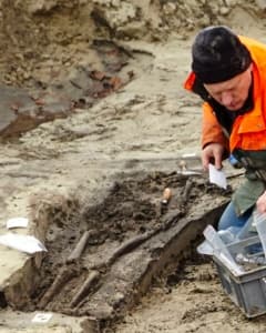 Skeletten worden blootgelegd in de opgraving in Koksijde in 2017