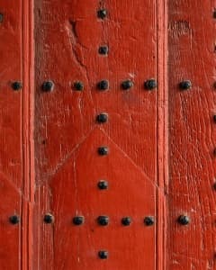 Een rode poort in het domein van de Abdij van Herkenrode in Hasselt
